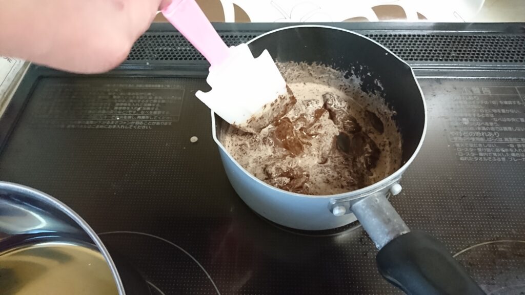 生チョコをなめらかに作るコツ　生クリームにチョコを入れたところ