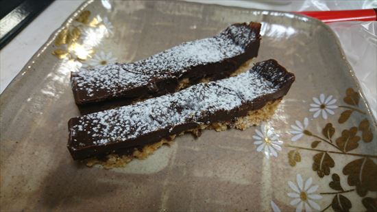 生チョコの純ココアがないときの代用レシピ　生チョコタルトスティックケーキに粉糖でコーデ