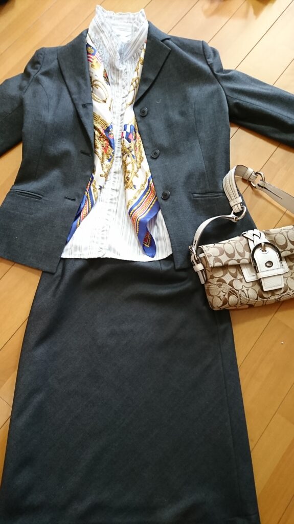 入学式・入園式のリクルートスーツのコーディネート例 その３　スカーフとベージュのバッグ