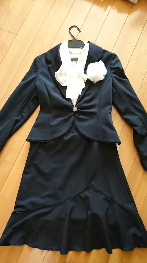 卒園式と入学式の黒のスーツのママの着こなし方