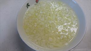 ポテトサラダの日持ちするレシピ　タマネギを水にさらす