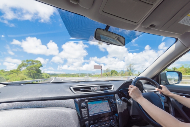 車の運転席の暑さ対策！窓やダッシュボードやハンドルが熱いときの対処法は？