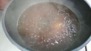 煮汁を鍋に入れ、沸騰させる