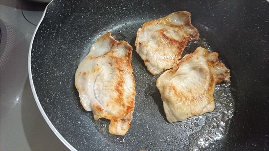 豚丼スタミナレシピ　お肉を焼いているところ